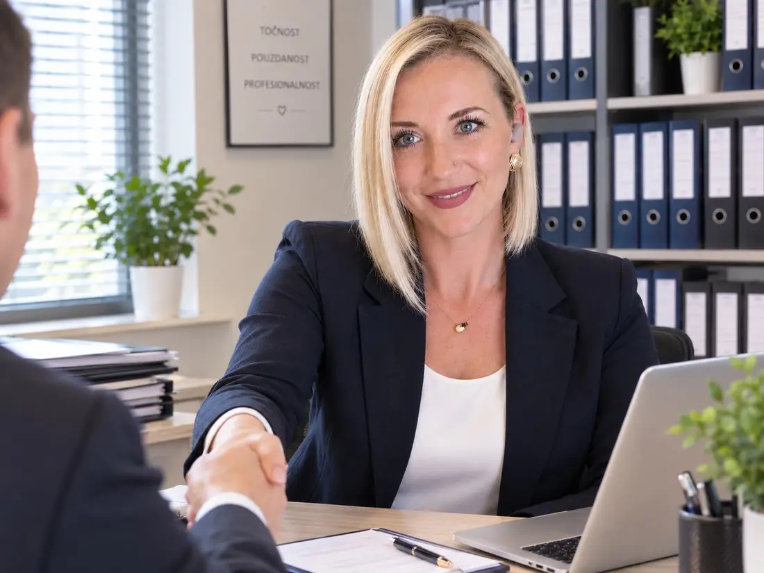 Monika Bedeković s klijentom u uredu EMBE Rješenja